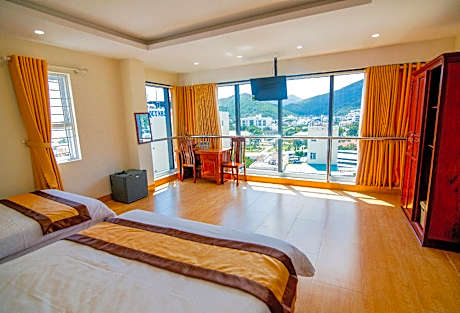 Family City View Twin Bed Room