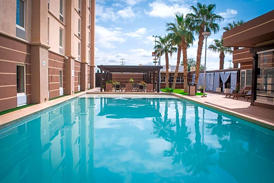 Hotel Mesaluna Near American Consulate