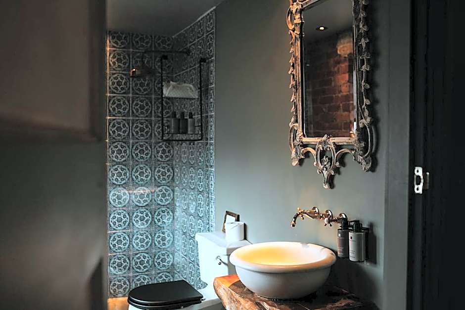 Le Petit Chateau & William de Percy