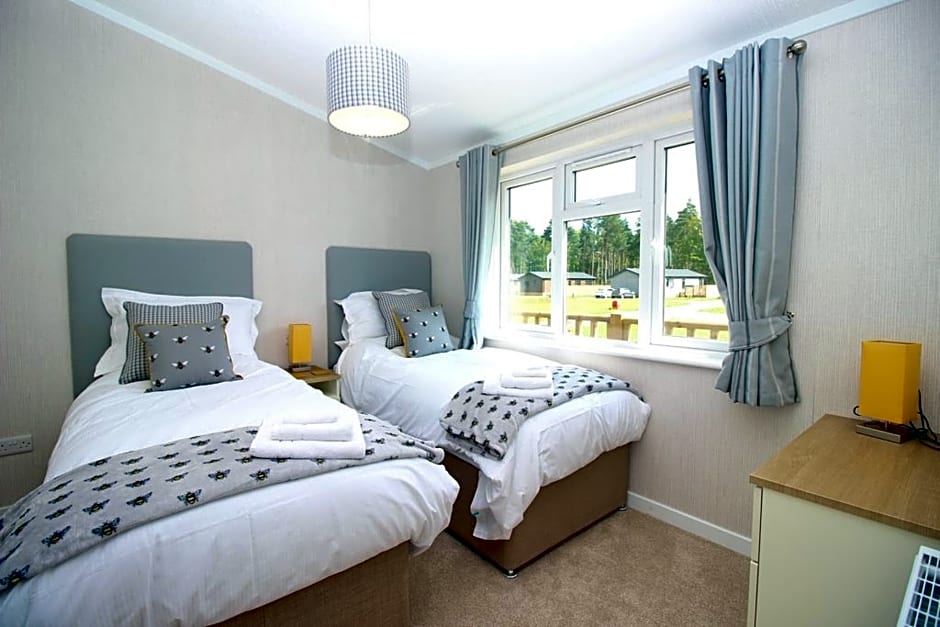 Hollicarrs - Bumblebee Lodge