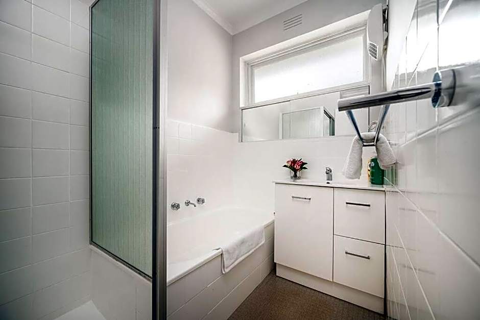 Ultra-convenient 2 Bedroom Gem at Chadstone