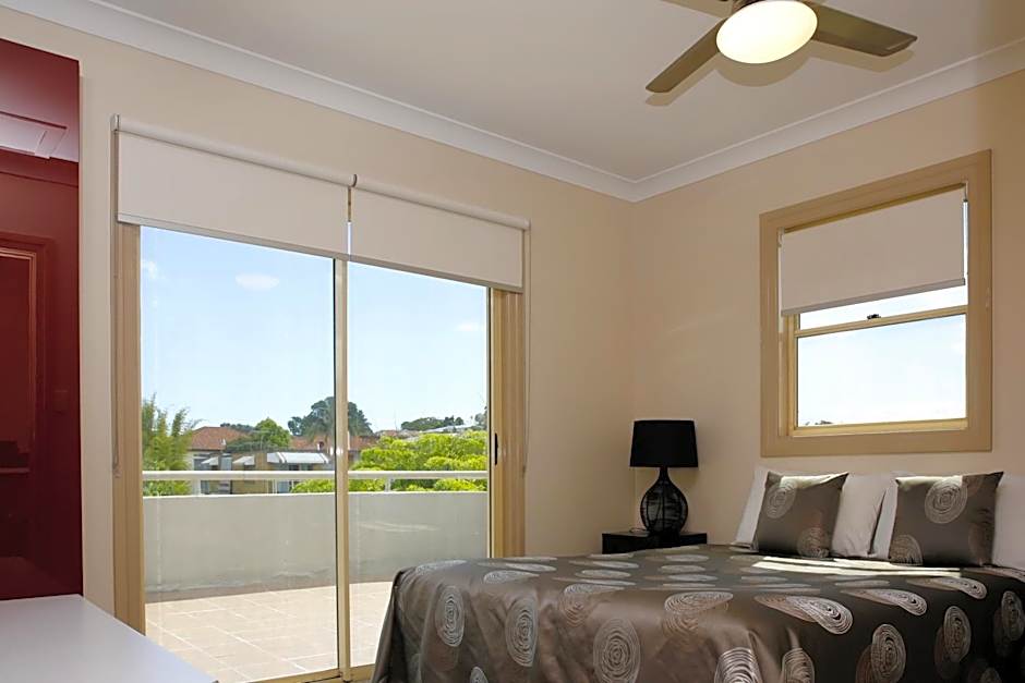 Hampton Court Apartments