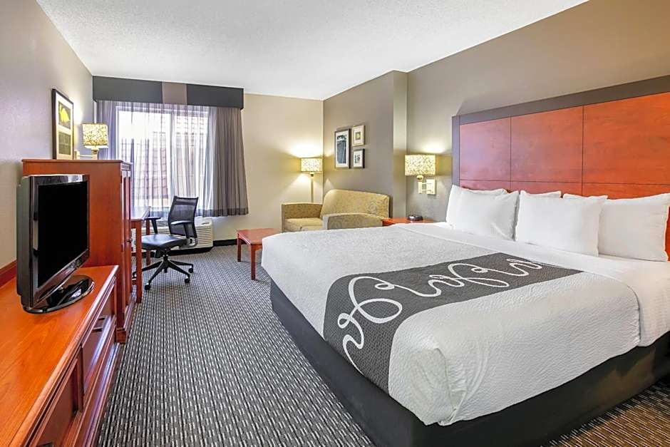 La Quinta Inn & Suites by Wyndham DFW Airport South/Irving
