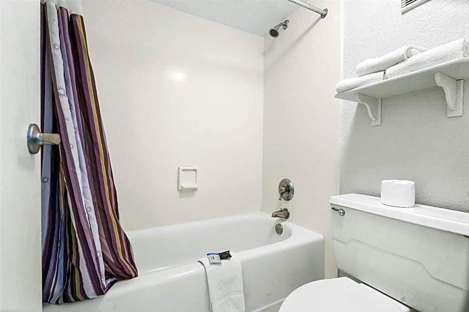 La Quinta Inn by Wyndham Costa Mesa / Newport Beach