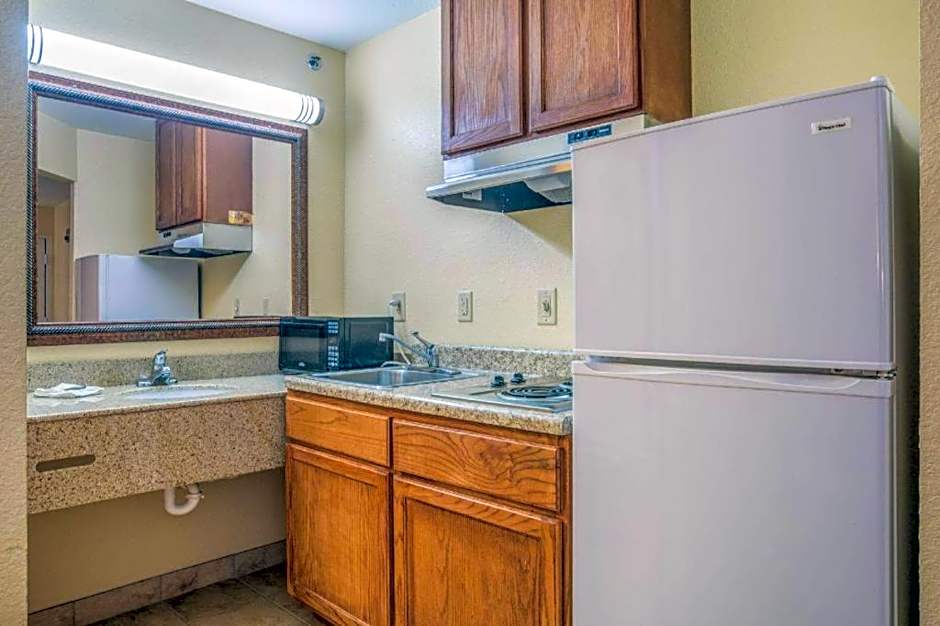 Rodeway Inn & Suites – Macon, GA