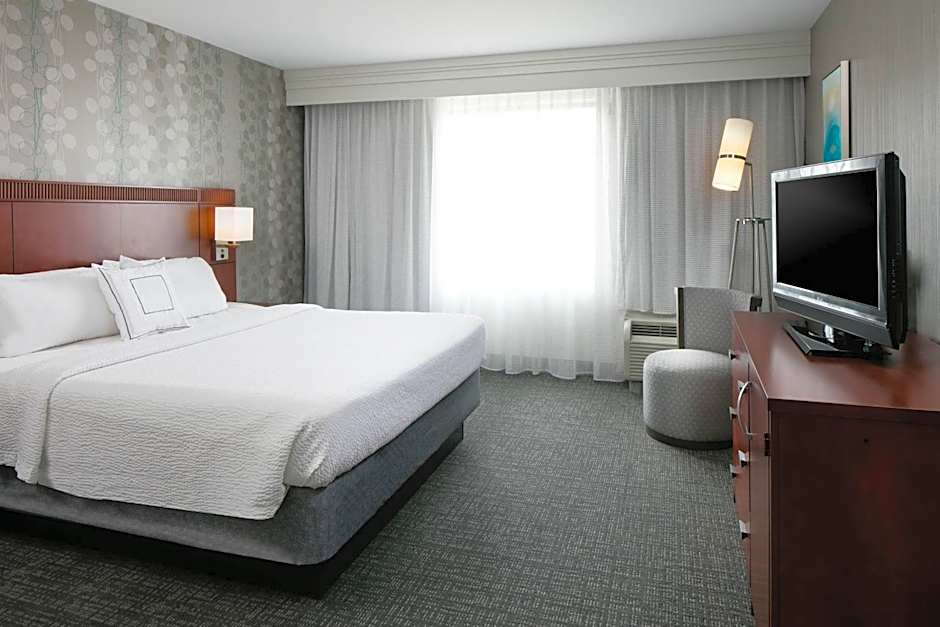 Courtyard by Marriott Omaha Aksarben Village
