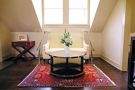 Deluxe King Suite