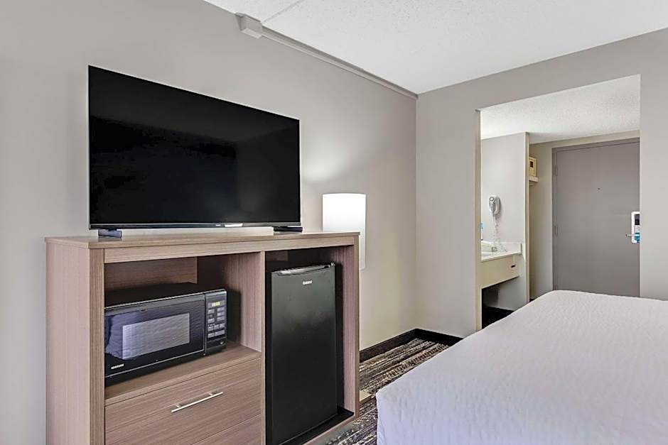Clarion Pointe Near Erie Casino