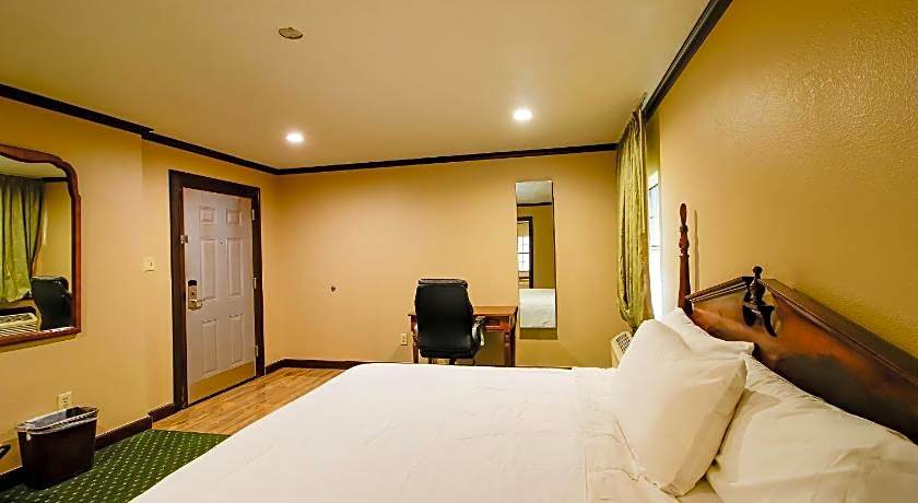 OYO Pinewood Inn & Suites Silsbee