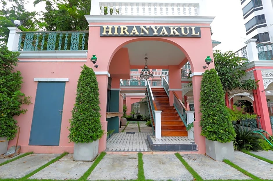 Hiranyakul House Riverside
