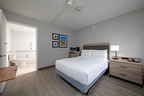1 Full Bed ADA Bathtub with Hospitality Center