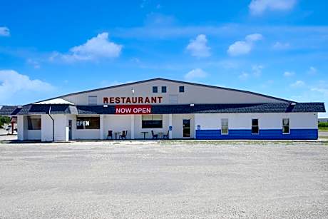 First Inn By OYO Quinter Hwy 70