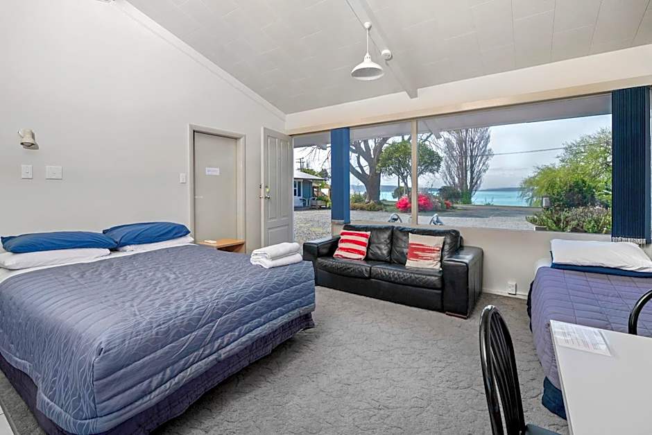 Jack & Di's Waiteti Lakefront Motel