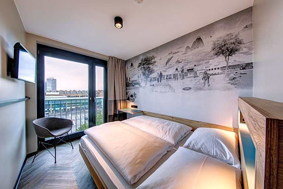 Schulz Hotel Berlin Wall at the East Side Gallery