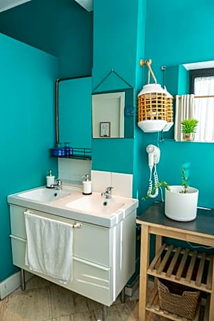 Bed in 6-Bed Dormitory Room with Shared Bathroom