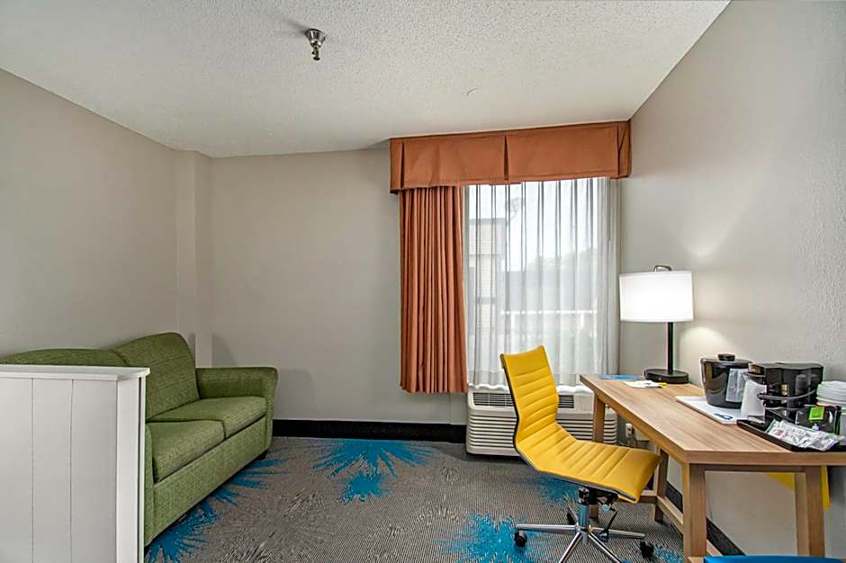 Days Inn & Suites by Wyndham Mt Pleasant