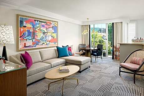 Signature 2 Queens Suite, top floor with Balcony