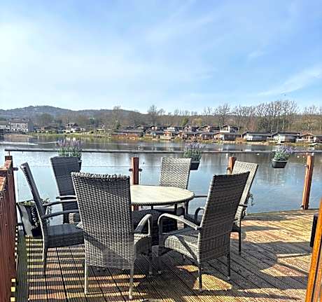 Gressingham 9 - South Lakes Leisure Village - lodge on the lake