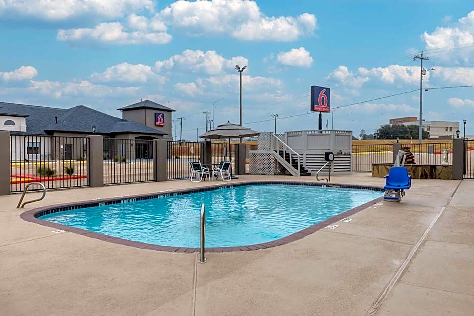Motel 6-Brenham, TX