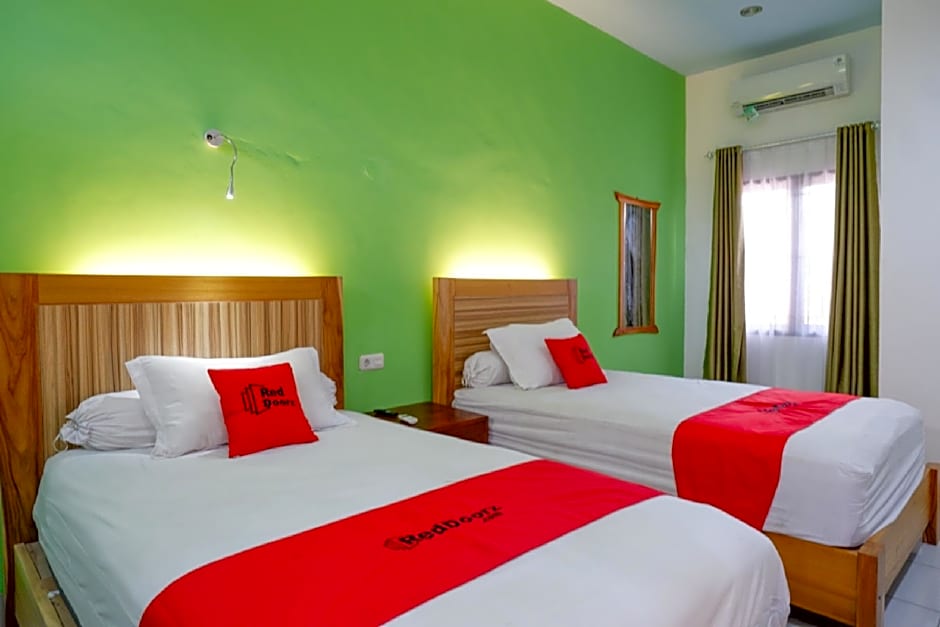 RedDoorz near Taman Makam Pahlawan Tatura