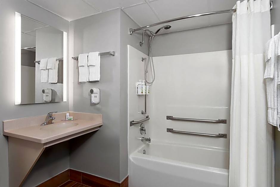 AmericInn & Suites by Wyndham Baraboo Event Center