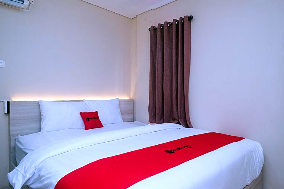 RedDoorz Plus near RS JIH Solo