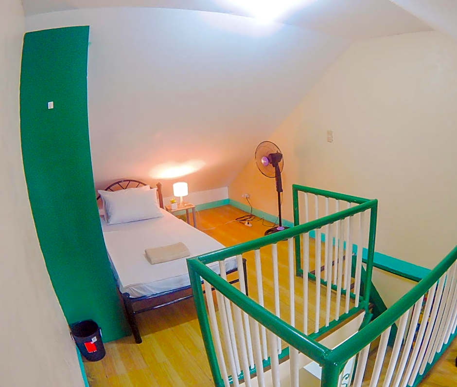 Nomads MNL Backpackers Homestay - near Airport