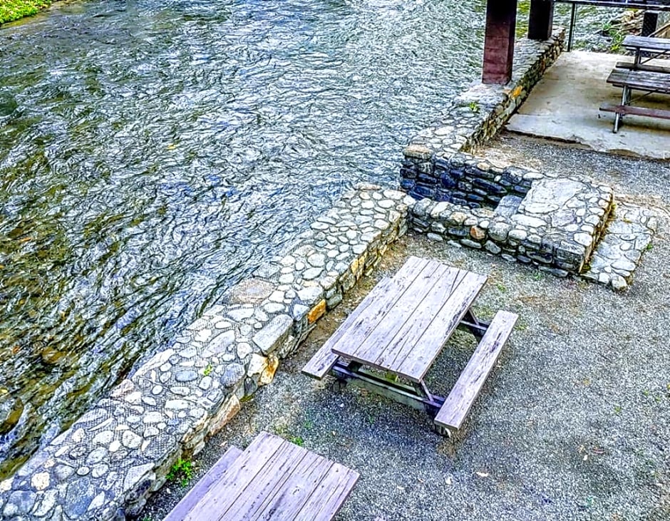 Deep Creek Lodge 