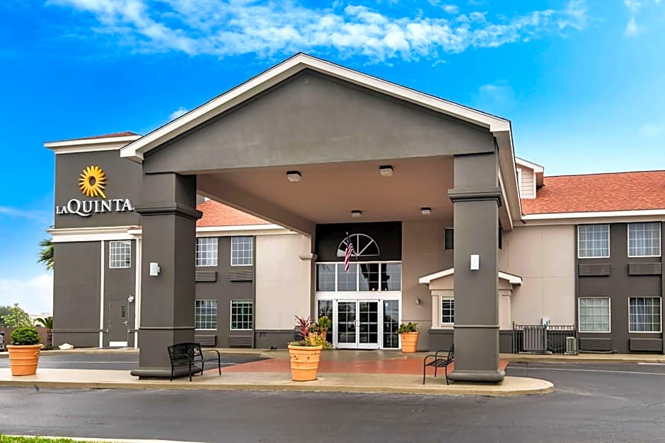 La Quinta Inn & Suites by Wyndham San Antonio Brooks City Base