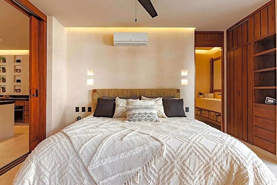 Encanto Luxe Jungle Apt 10min BeachHot TubKing