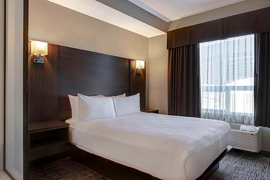 Days Inn & Suites by Wyndham Warman