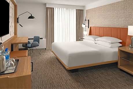 King Room with Adapted Tub - Mobility Accessible