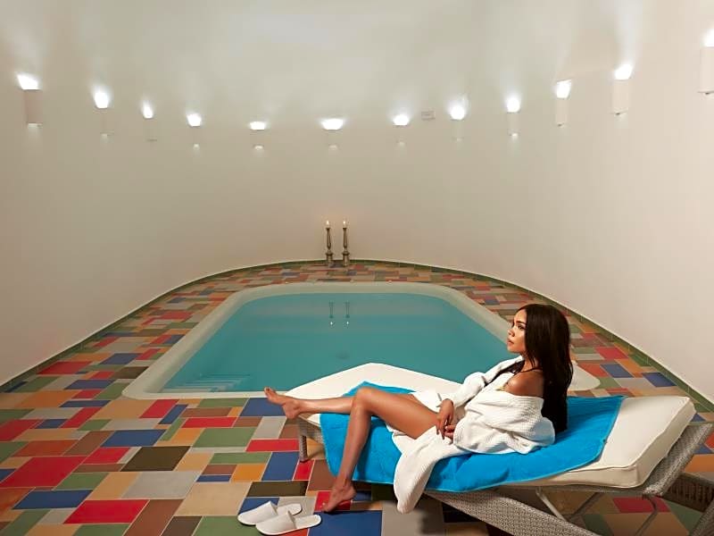 White Santorini Suites & Spa