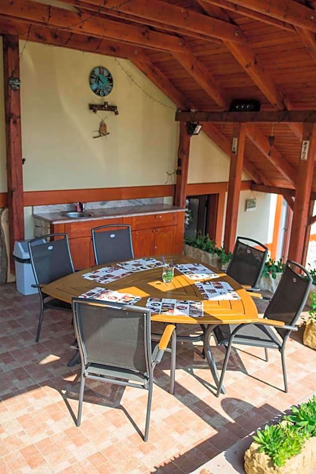 Chata Valca PATJA-v mesiacoch apríl až november pri prenajatí aj jedného apartmánu uzavrieme ostatné apartmány, aby ste si užili súkromie