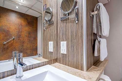 Clarion Cedar Court Wakefield Hotel