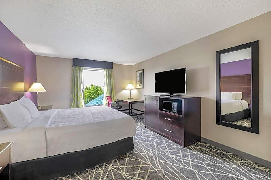 La Quinta Inn & Suites by Wyndham Louisville East