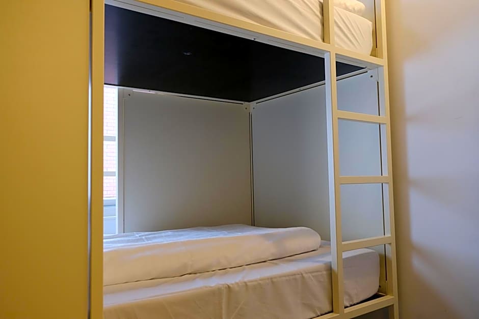 Foto 1 de 9 de Budget Bunk Bed Room