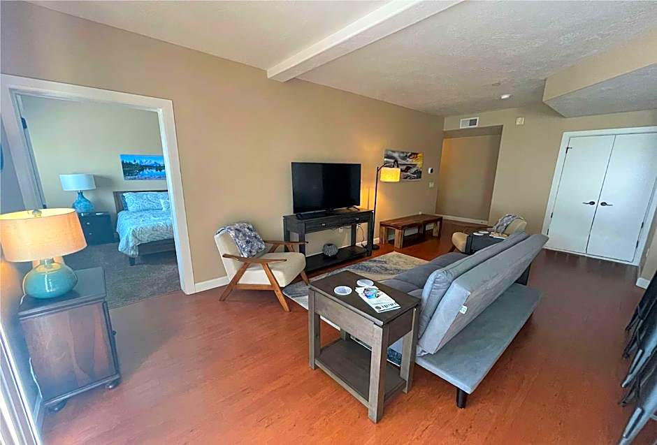 Deluxe Downtown Condo Close to Everything!