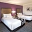 La Quinta Inn & Suites by Wyndham Arlington North Six Flags Drive