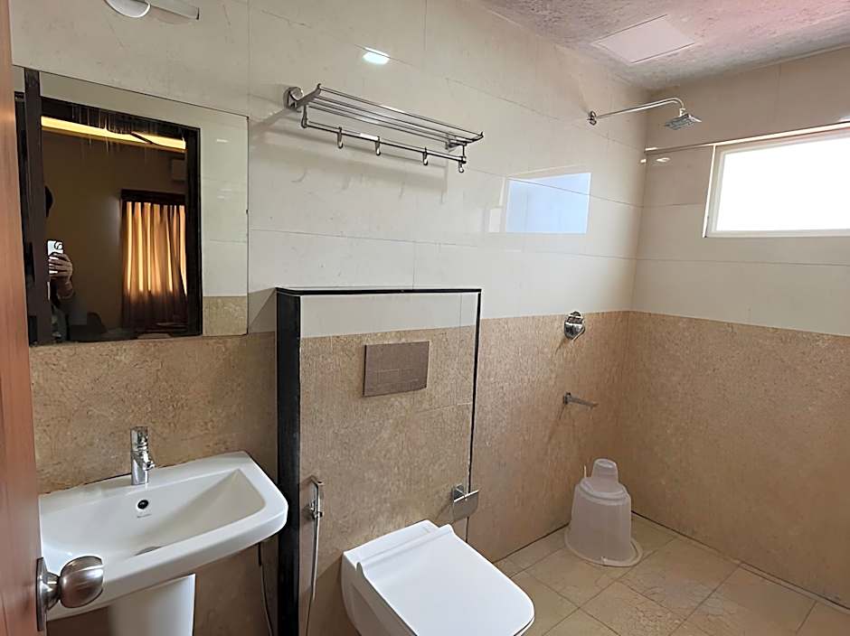 FabHotel Savi Inn - Nr. Mantri Square Mall