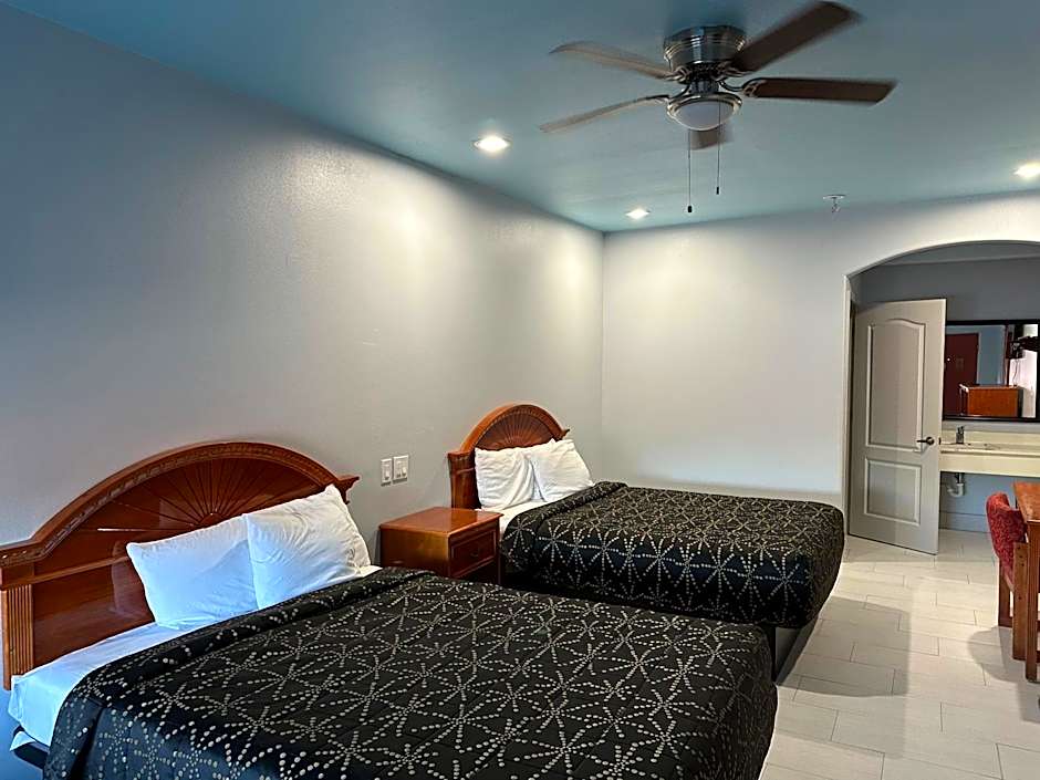 Photo 1 of 4 of 2 Queen Beds, Nonsmoking