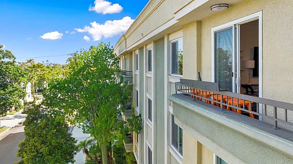 Beverly Hills 2 bed 2 bath Penthouse with Den and Parking 414