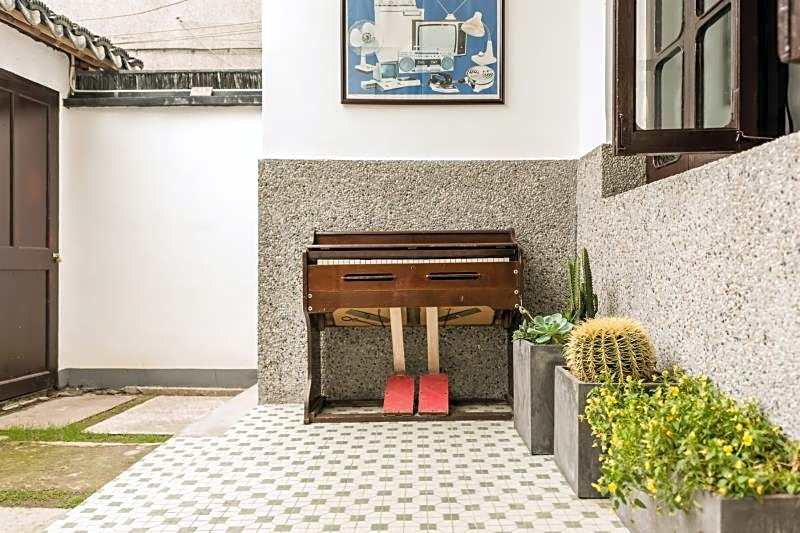 Show Year Reminiscence Hotel