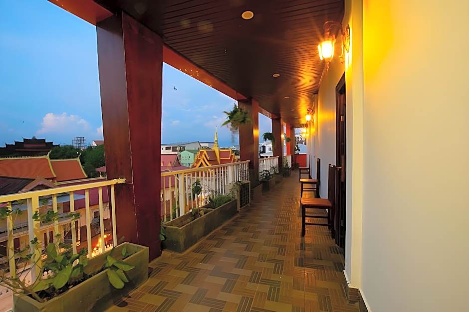 Ruby Riverside Hotel & Hostel