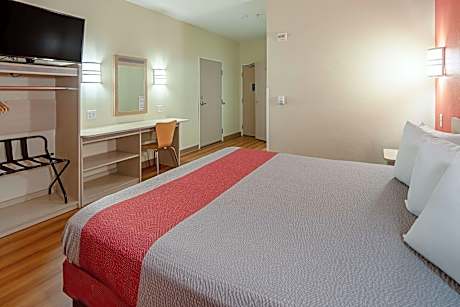 King Room - Disability Access - Non-Smoking