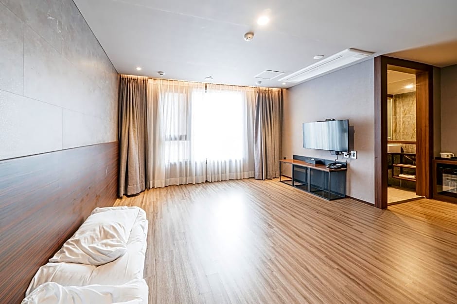 Hotel With City