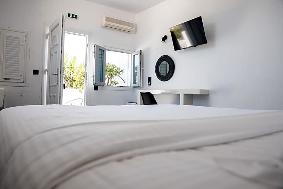 Photo 1 of 14 of Executive Suite, Jetted Tub, Sea View