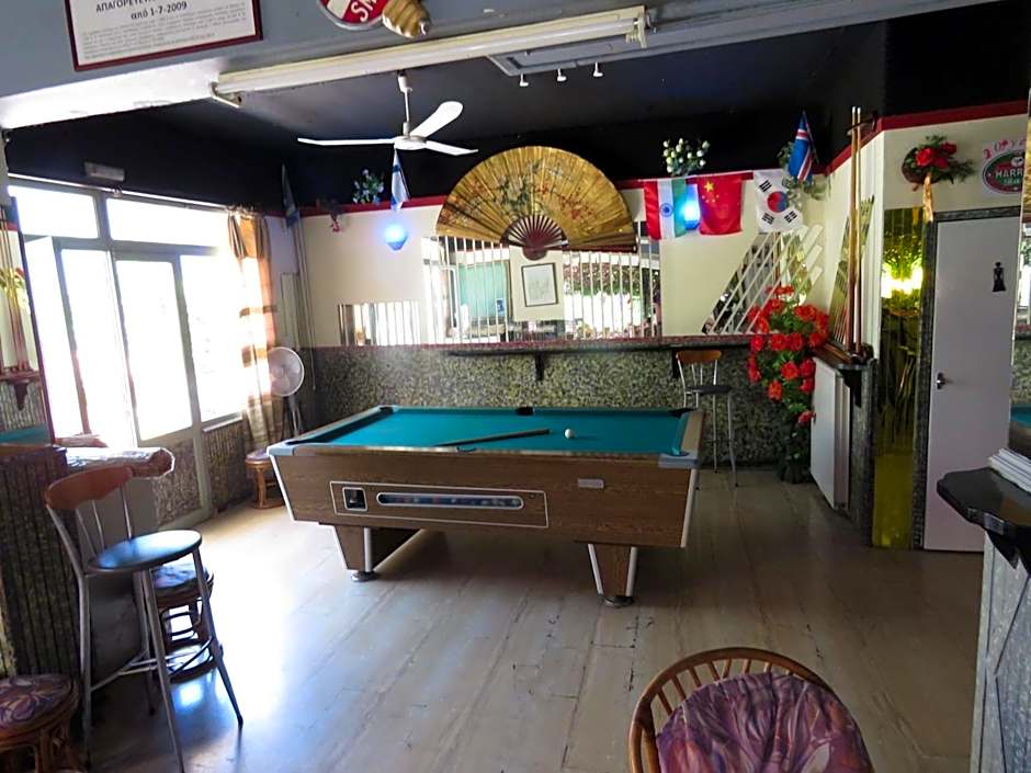 Harrys bar & apartments