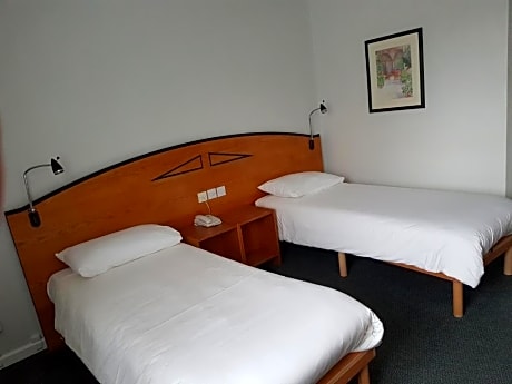 Accessible Standard Room with 2 single beds