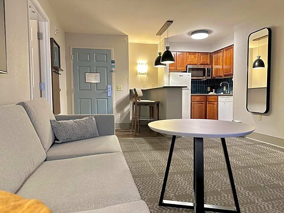 Staybridge Suites Milwaukee West-Oconomowoc By IHG